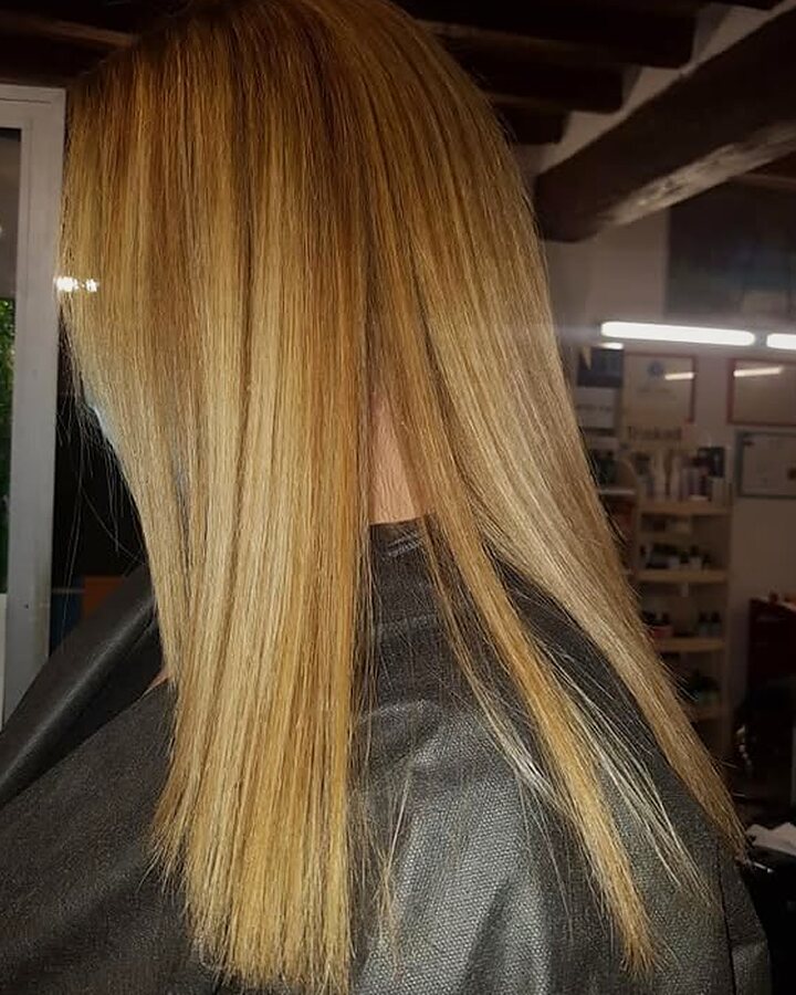 Capelli lunghi biondo miele, lisci e lucidi, visti di lato