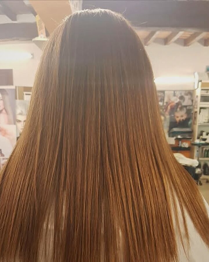 Capelli castani lunghi e lisci visti di spalle