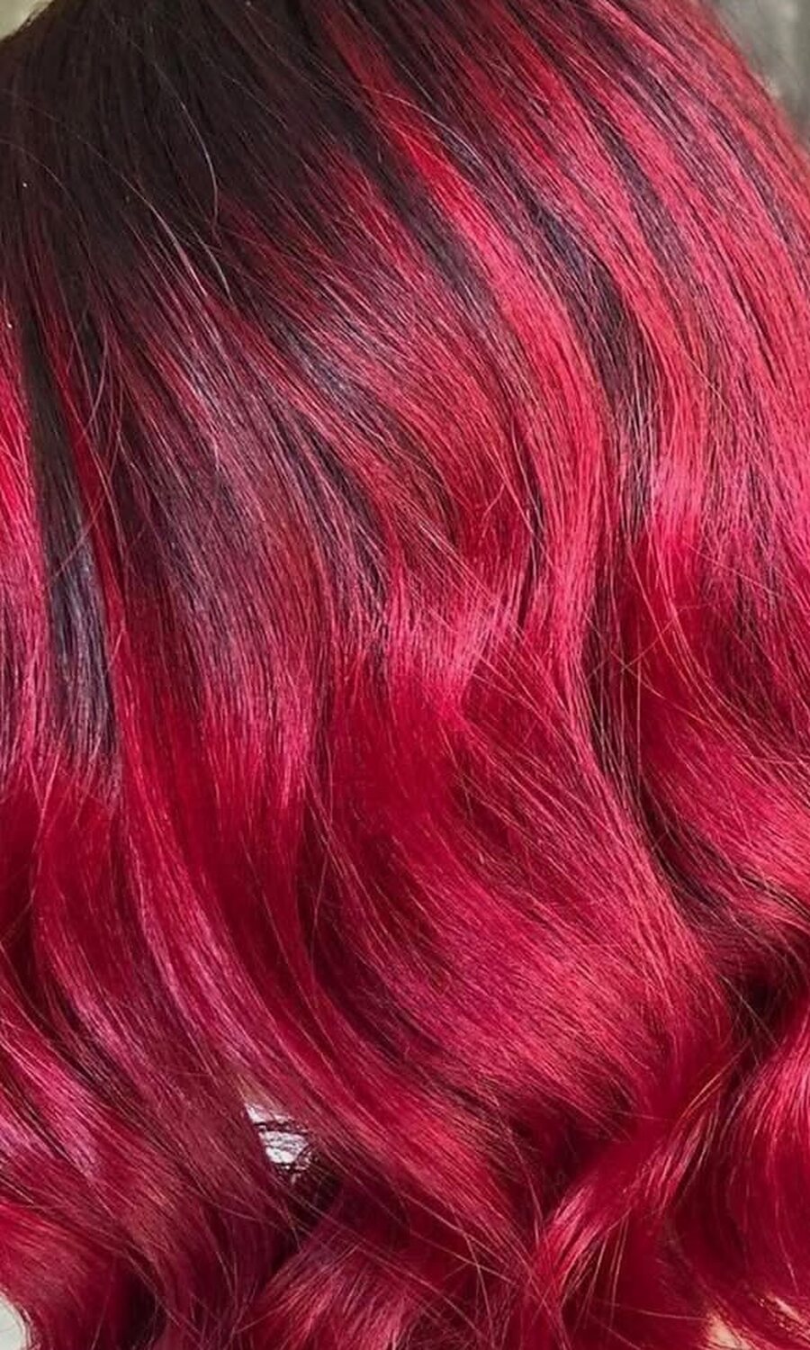 Capelli lunghi e mossi color rosso intenso