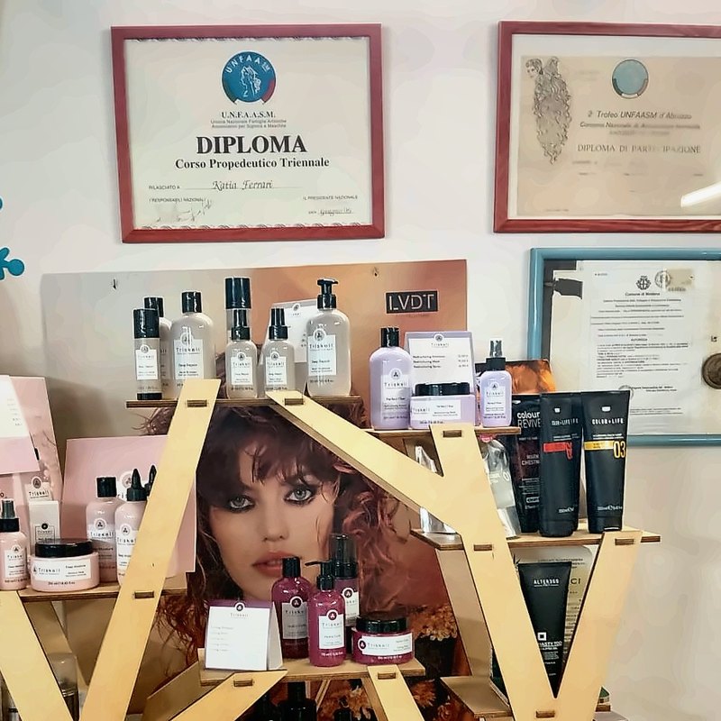 Il diploma U.N.F.A.A.S.M. di Katia Ferrari appeso sopra lo scaffale dei prodotti Triskell
